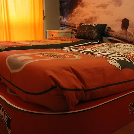 Oporto Excentric Surf / Design Hostel Porto