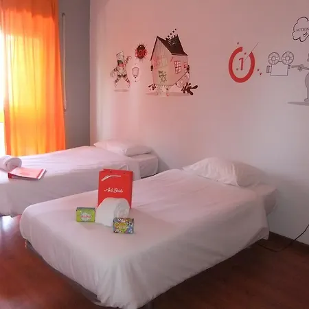 Oporto Excentric Surf / Design Hostel